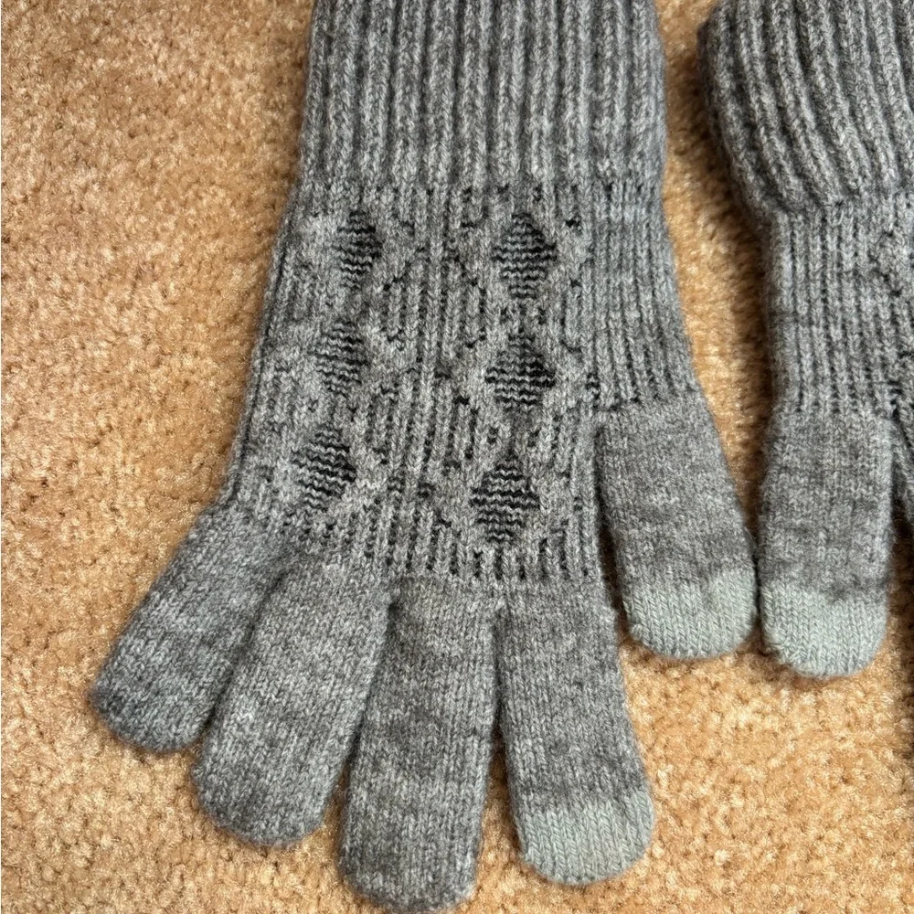 Rechargeable Gray Heated Knit Gloves